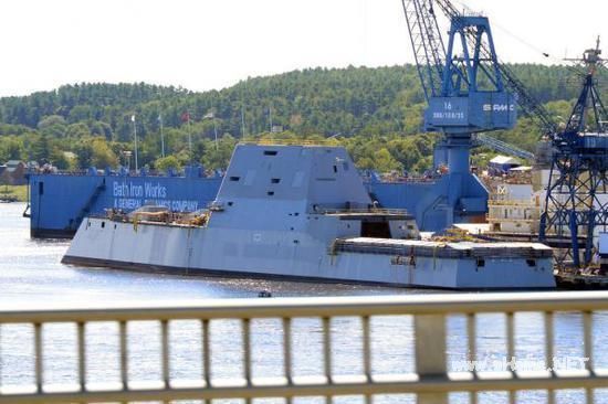 （巴斯鋼鐵船廠碼頭上的DDG-1001"孟蘇爾"號）