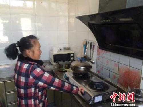 圖為居民用燃氣灶做飯?！±钔ヒ?攝